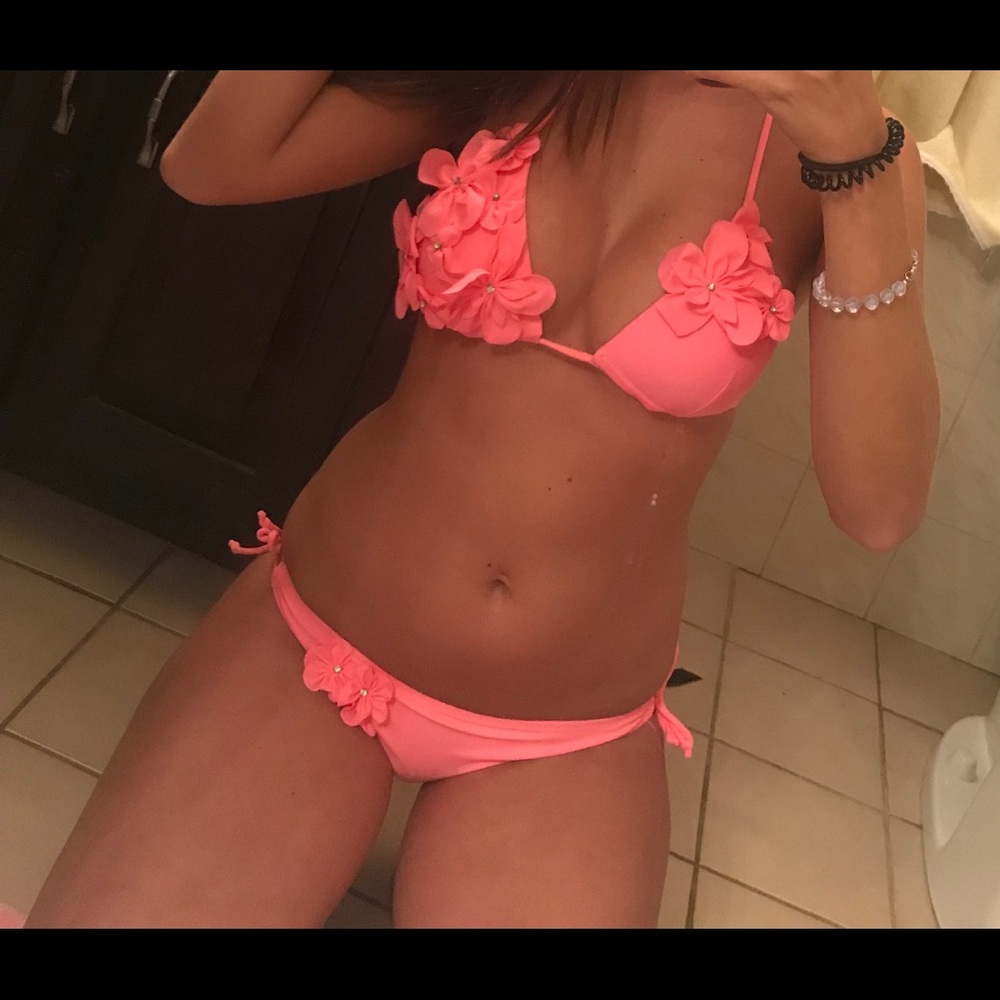 💥FREE💥 with bundle purchase. Floral Bikini - Picture 5 of 5